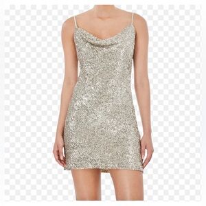 ⭐️⭐️ Generation Love -Maris Pale Gold
Sequin Dress - Size L ⭐️⭐️